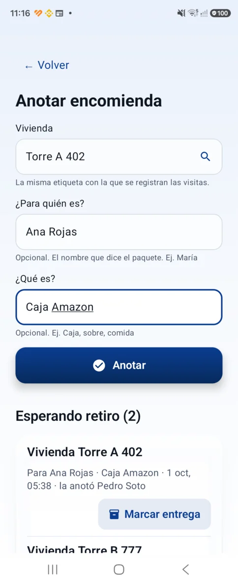 Pantalla para anotar una encomienda: la vivienda elegida, para quién es el paquete, qué es, y debajo la lista de las que están esperando retiro.