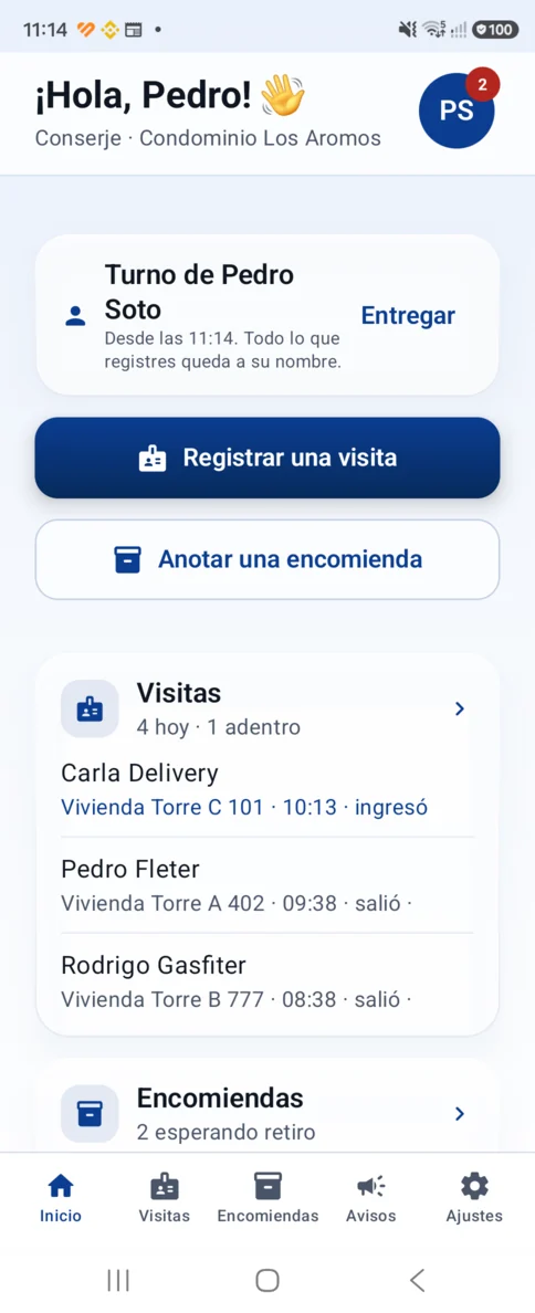 La pantalla de la conserjería en Aura: el nombre de la comunidad, el turno abierto a nombre del conserje, los botones para registrar una visita y anotar una encomienda, y la lista de las visitas del día.