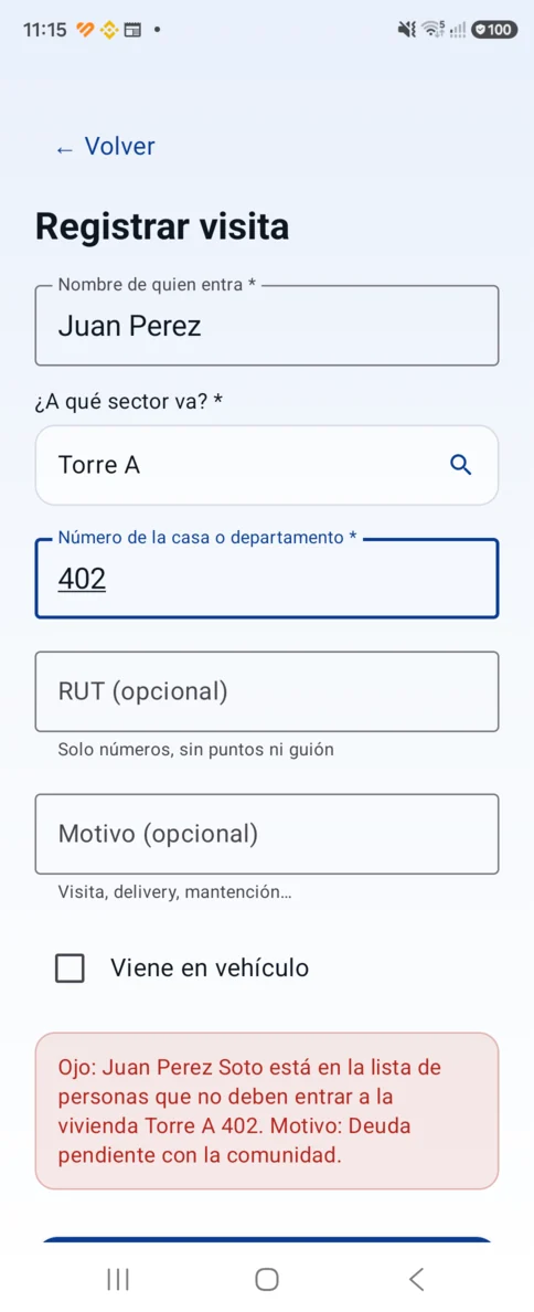 Formulario para registrar una visita: el nombre, el sector elegido de una lista, el número de la casa y, en rojo, el aviso de que quien entra está en la lista de personas que no deben entrar a esa vivienda.