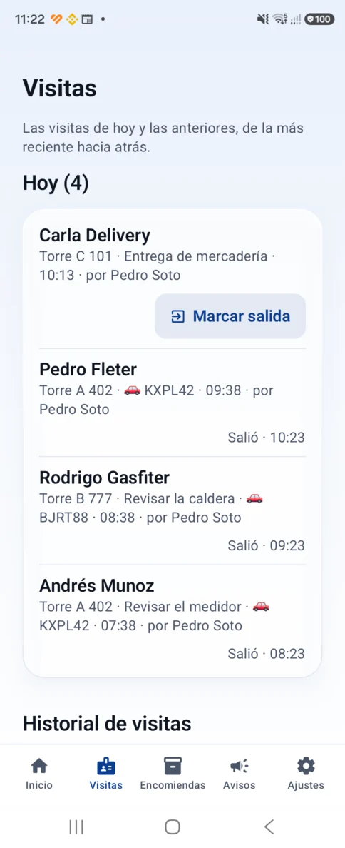 Lista de las visitas del día, cada una con el nombre, la vivienda, el motivo, la hora de ingreso y quién la registró, más un botón para marcar que la persona ya salió.